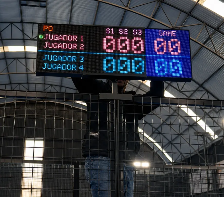 Marcador LED DECUIR AUTOMAT instalado en un club de pádel en México